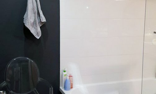Sol PVC imitation carreau de ciment et murs repeints en Gris Lubeck CH1 1098 (Seigneurie) pour l'espace salle de bain. 