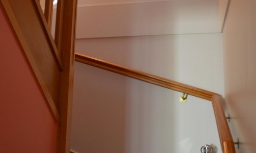 L'escalier est traité comme un véritable espace de transition entre la zone jour et la zone nuit.